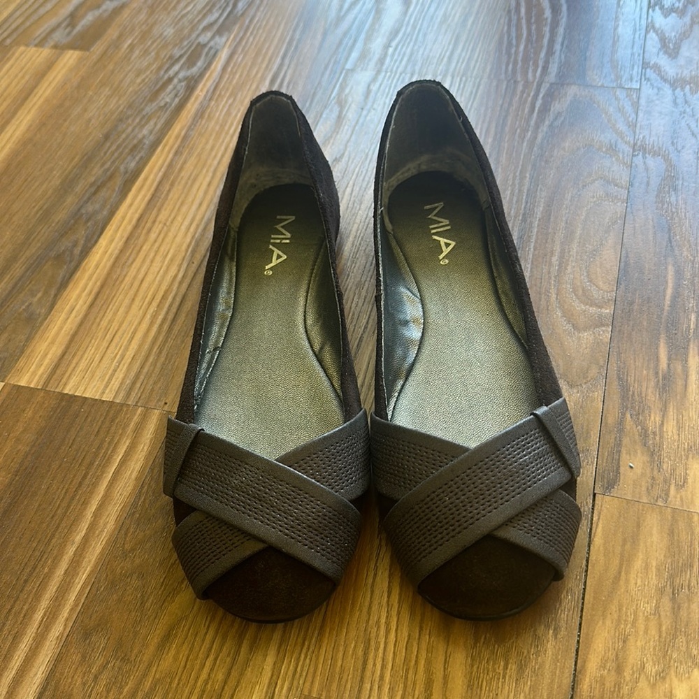 Mia Brown flats